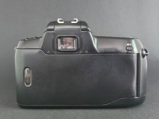 Nikon F50: Cámara réflex negra +Zoom Nikon