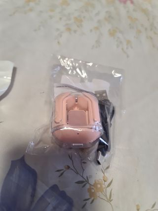Auriculares inalámbricos rosas cargando tipo C.