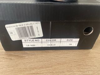 Zapato tacon azul marino.