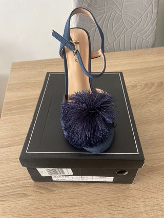 Zapato tacon azul marino.