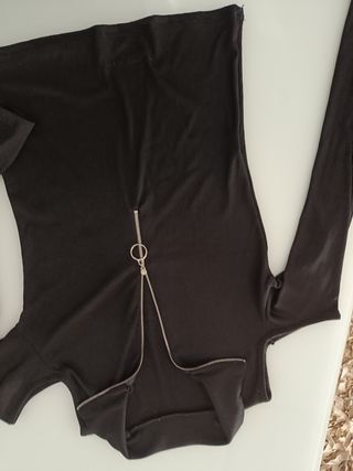 Top negro c/hombros al aire