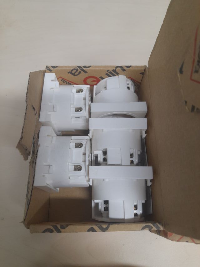 Base Schuko blanca Quintella SCH/GB