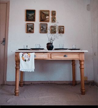 Mesa  blanca y madera 