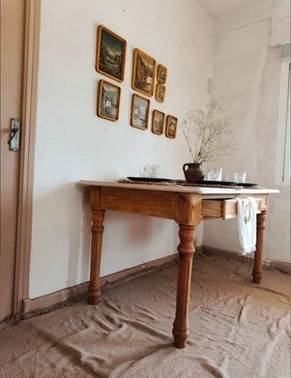 Mesa  blanca y madera 