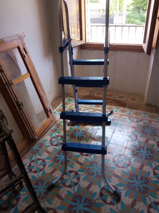 Escalera piscina - Metal y plástico