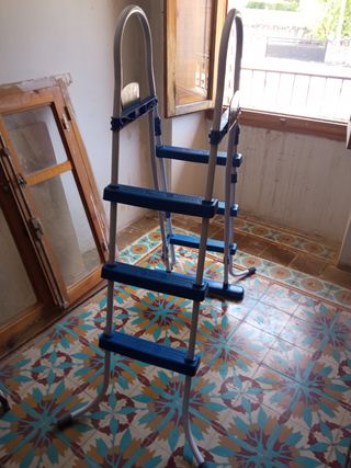 Escalera piscina - Metal y plástico