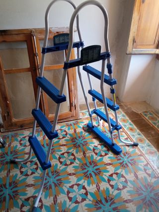 Escalera piscina - Metal y plástico