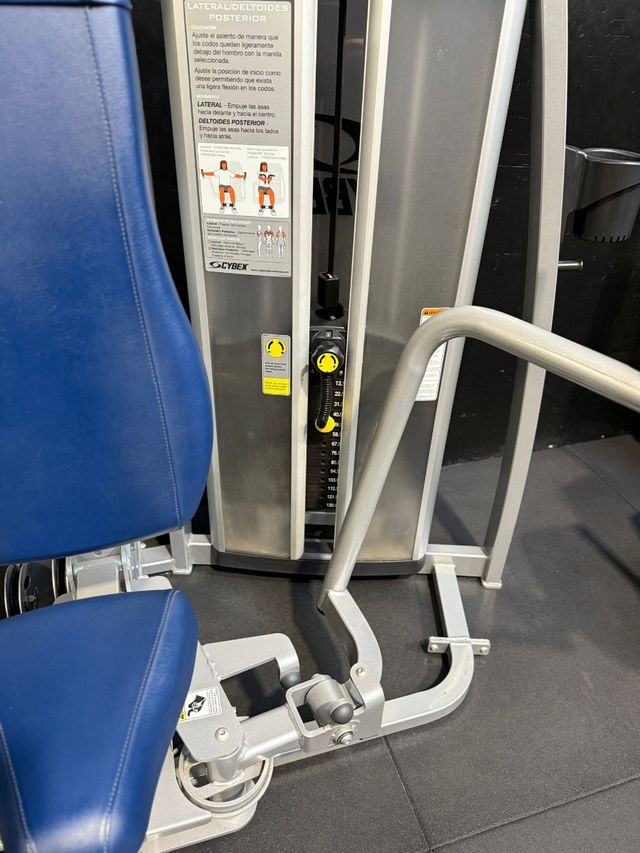 Máquina Cybex Eagle - Pectoral y Hombros