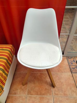 Silla blanca diseño moderno