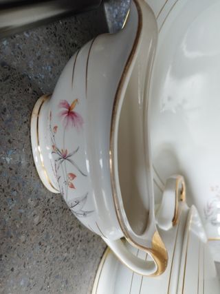 Juego de porcelana antigua: sopera, salsera y band