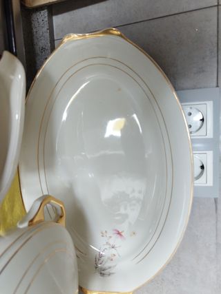 Juego de porcelana antigua: sopera, salsera y band