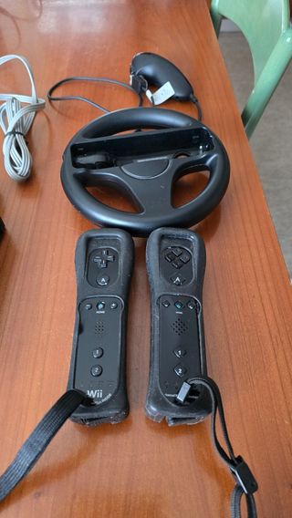 Nintendo Wii nera, controller, Nunchuk e volante