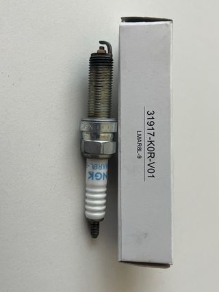 Bujía Honda NGK LMAR8L9 usada