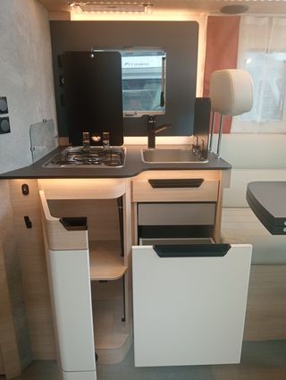 Rapido C86 Night Edition - Compacta - Isla