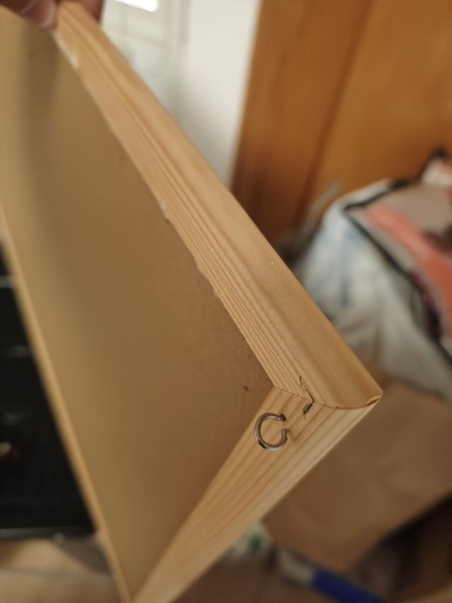 Tablero corcho con chinchetas.