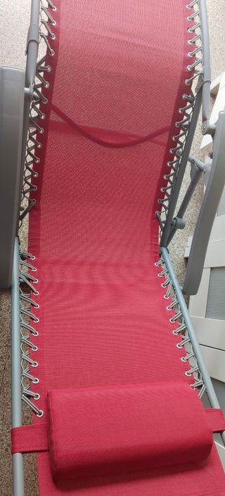 Tumbona roja y gris plegable