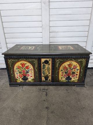 Baul antiguo pintado a mano.