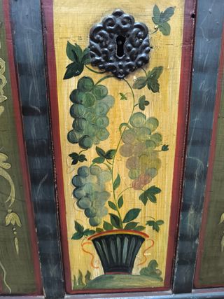 Baul antiguo pintado a mano.