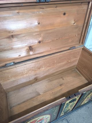 Baul antiguo pintado a mano.