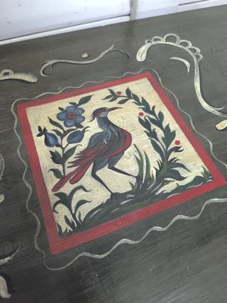 Baul antiguo pintado a mano.