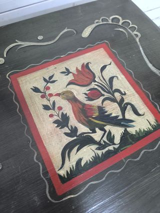 Baul antiguo pintado a mano.