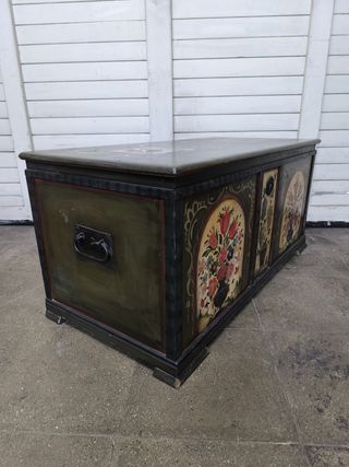 Baul antiguo pintado a mano.