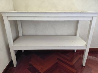 Consola blanca de madera