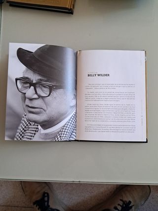 Con faldas y a lo loco (DVD) - Libro