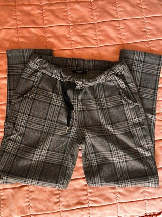 Pantaloni a quadri grigi e marroni