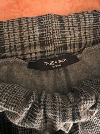 Pantaloni a quadri grigi e marroni