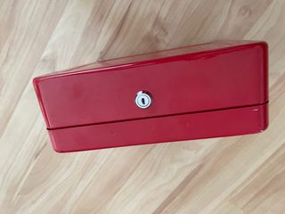 Caja fuerte metálica roja