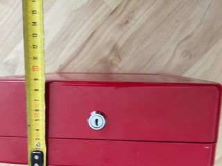 Caja fuerte metálica roja