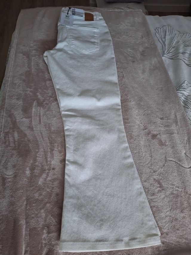 Pantalón blanco acampanado Pieces