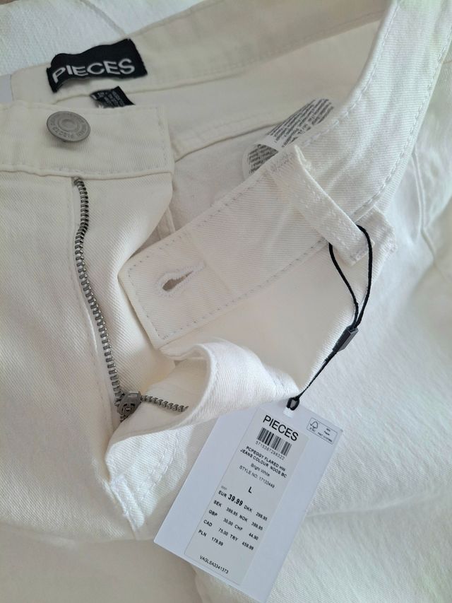 Pantalón blanco acampanado Pieces