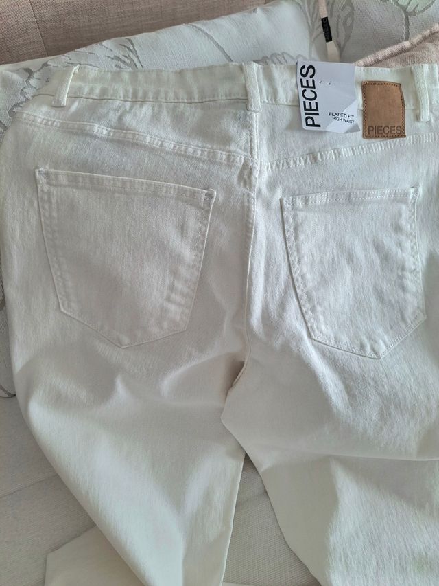 Pantalón blanco acampanado Pieces