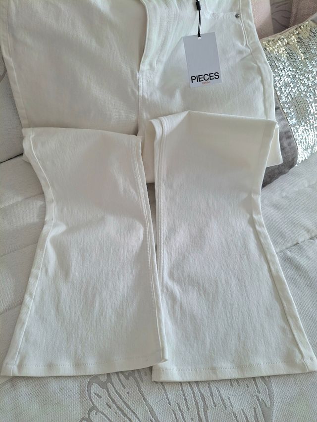 Pantalón blanco acampanado Pieces