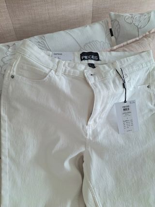 Pantalón blanco acampanado  Pieces