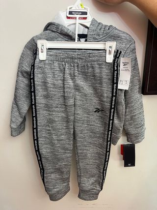 Conjunto Reebok bebé 2 piezas gris