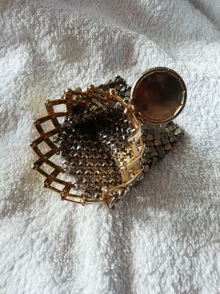 Bombonera metálica vintage dorada