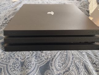 PS4 pro 1TB + 8 Juegos