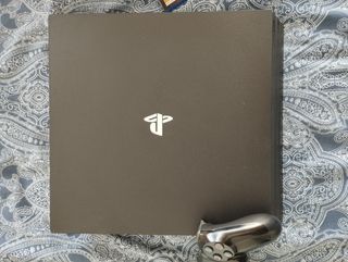 PS4 pro 1TB + 8 Juegos