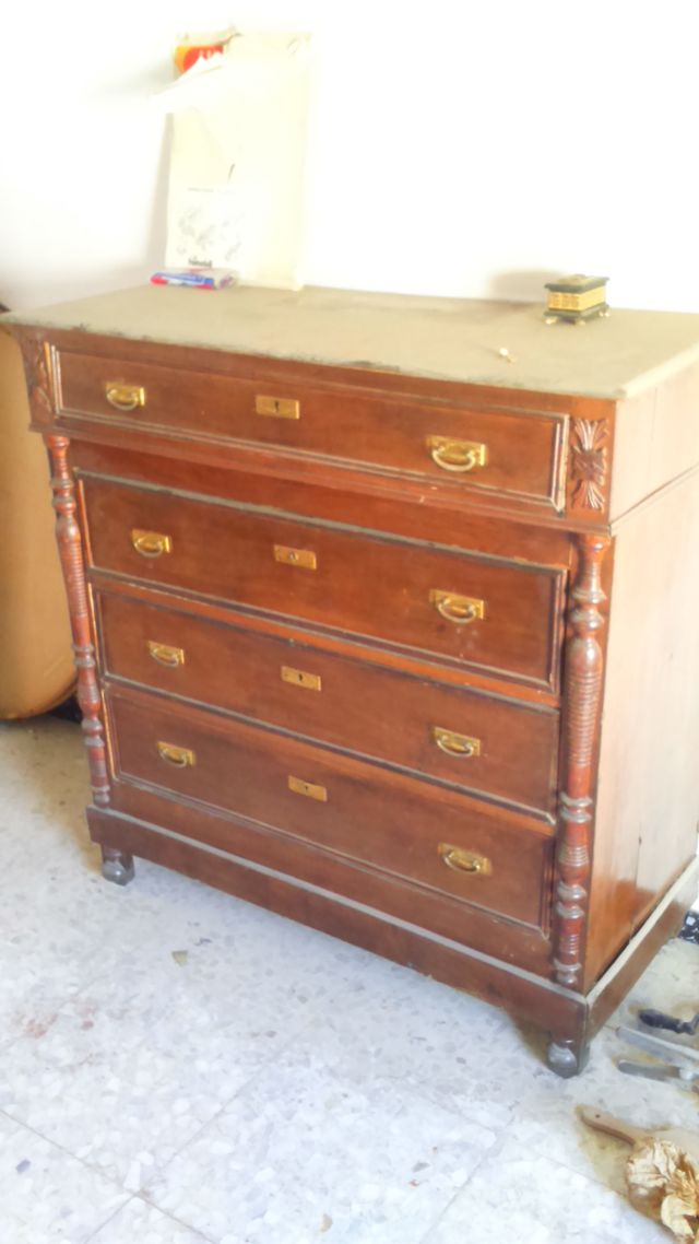 Cómoda de madera tipo castellana