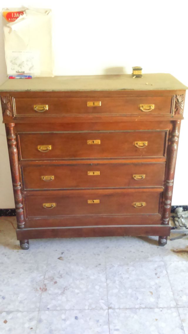 Cómoda de madera tipo castellana