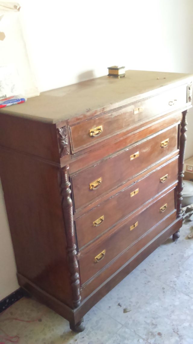 Cómoda de madera tipo castellana