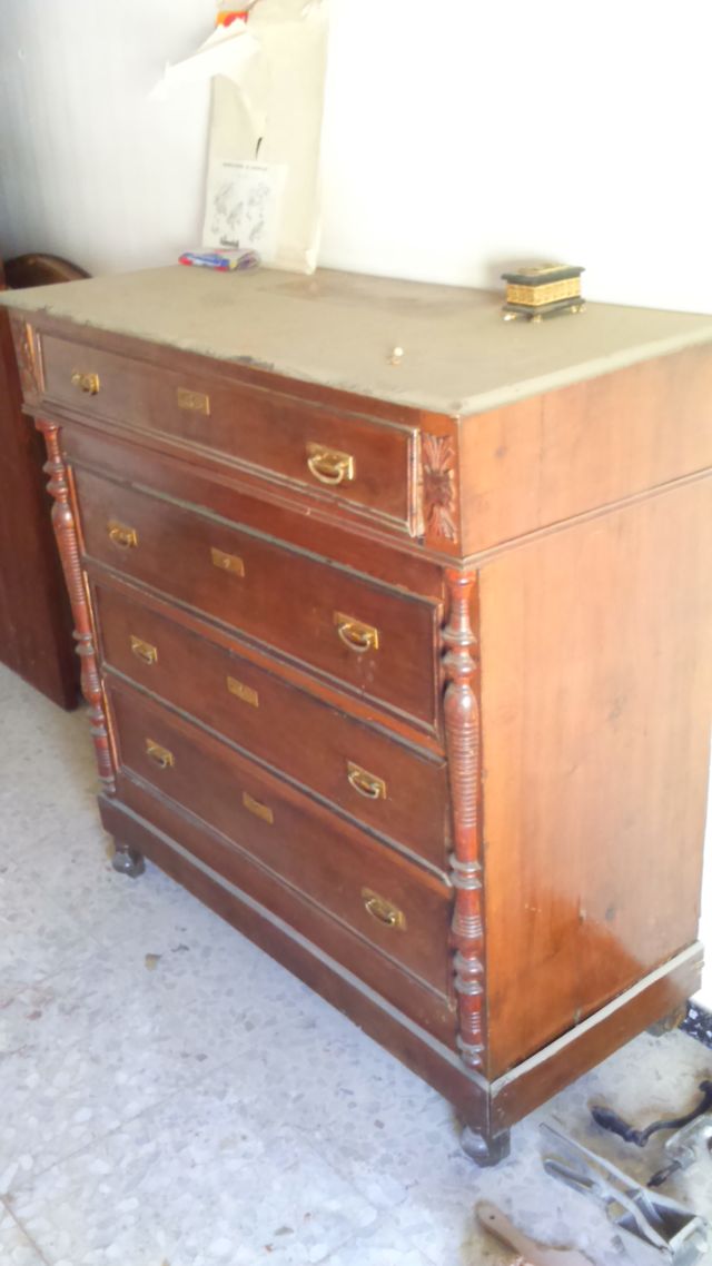 Cómoda de madera tipo castellana