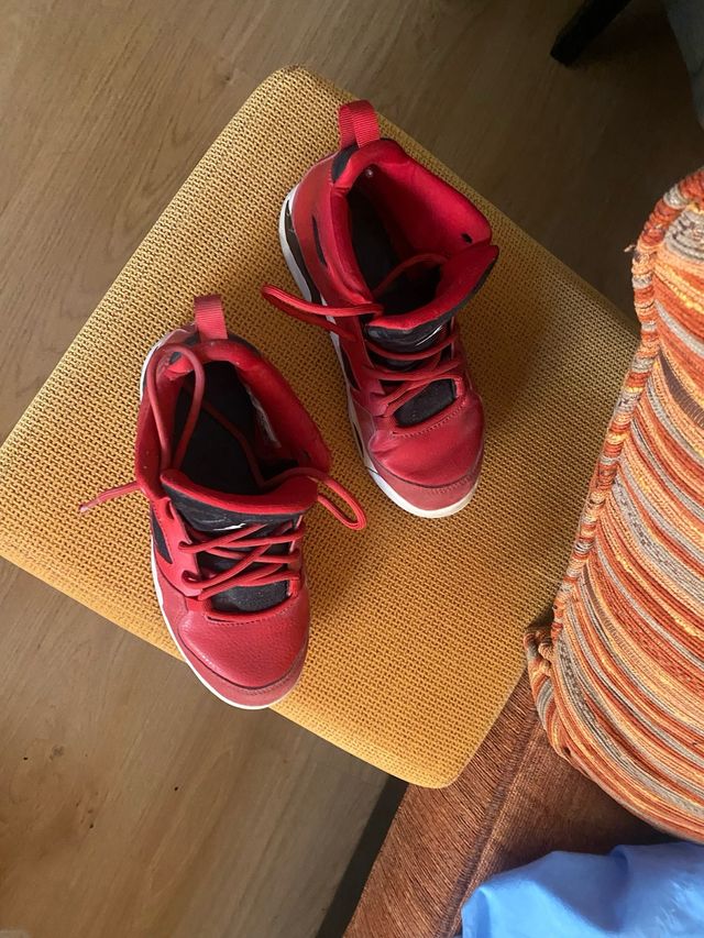 Zapatillas Jordan rojas niño talla 31 estan usadas