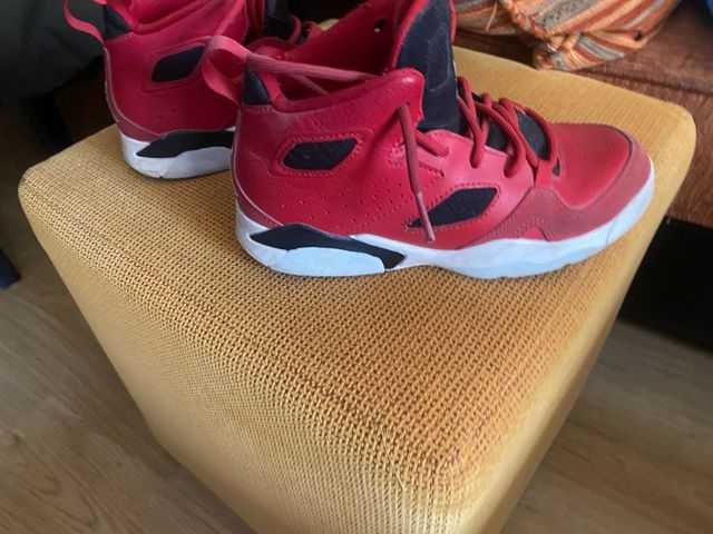 Zapatillas Jordan rojas niño talla 31 estan usadas