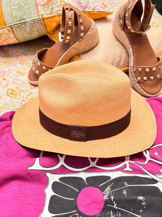 Sombrero Panamá beige y marrón.Hecho en Ecuador 