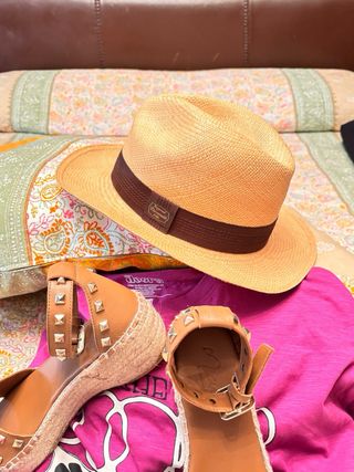 Sombrero Panamá beige y marrón.Hecho en Ecuador 