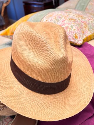 Sombrero Panamá beige y marrón.Hecho en Ecuador 